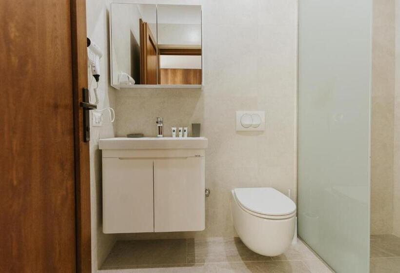 标准间带阳台, Kroi Near Castle Entrance Castle And Town View