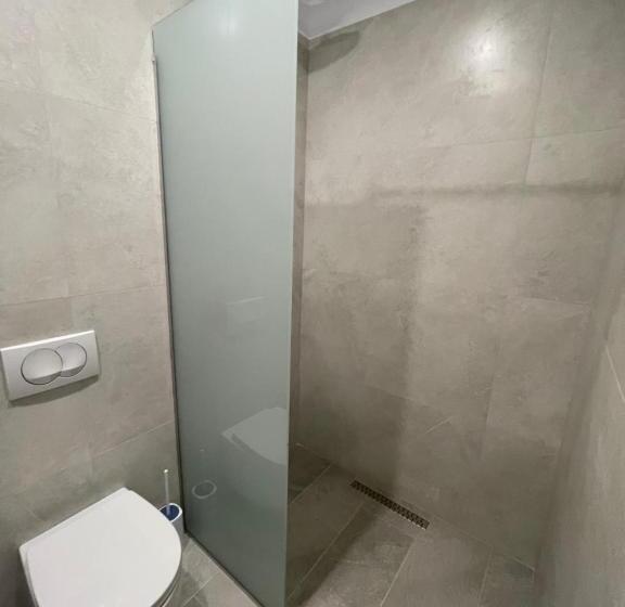 标准间带阳台, Kroi Near Castle Entrance Castle And Town View