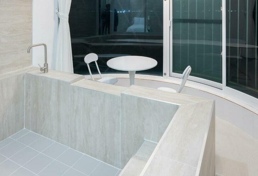 חדר דלוקס עם מרפסת נוף לים, White Castle Pension