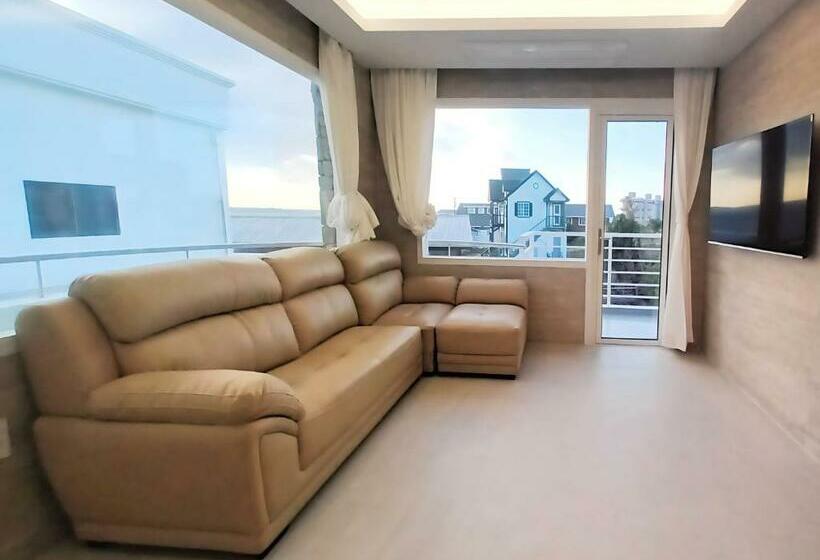 家庭间, White Castle Pension