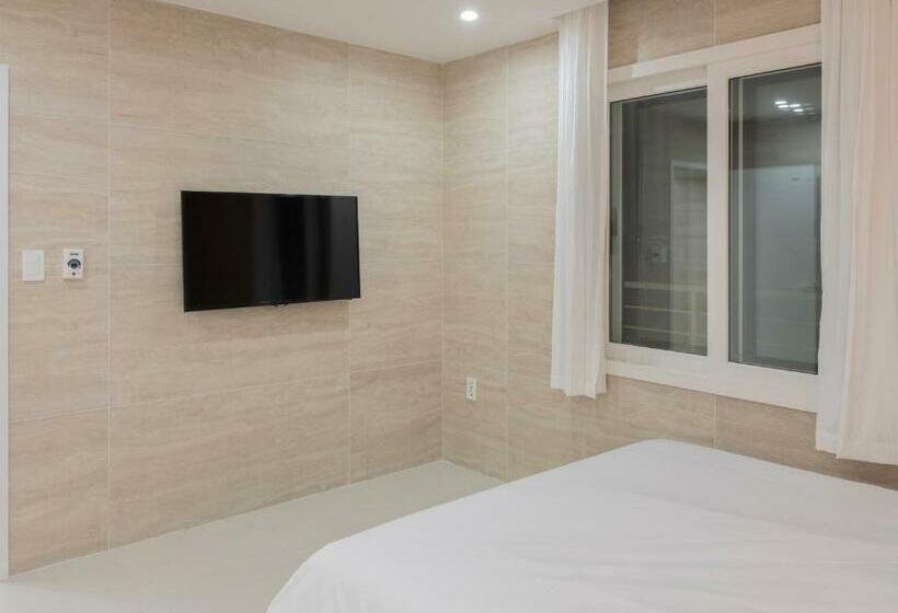 חדר משפחתי, White Castle Pension