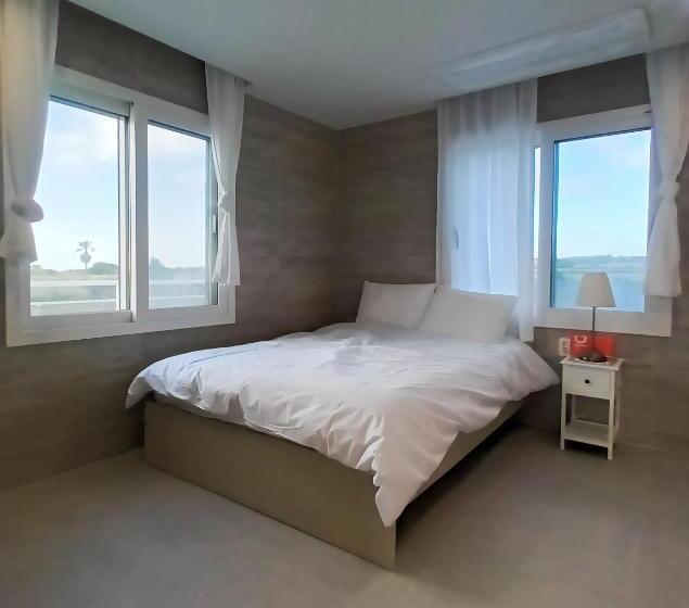 חדר משפחתי, White Castle Pension