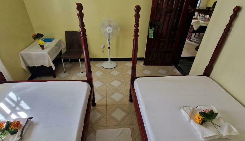 اتاق اکونومی, Frankfurt Cottages