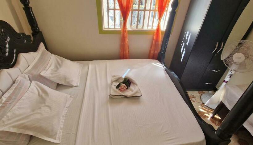 اتاق سوپریور, Frankfurt Cottages