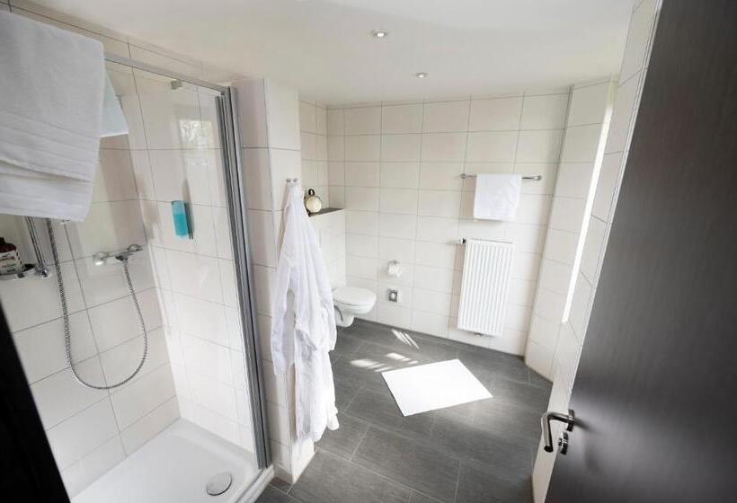 דירת חדר, Tiek Apartments