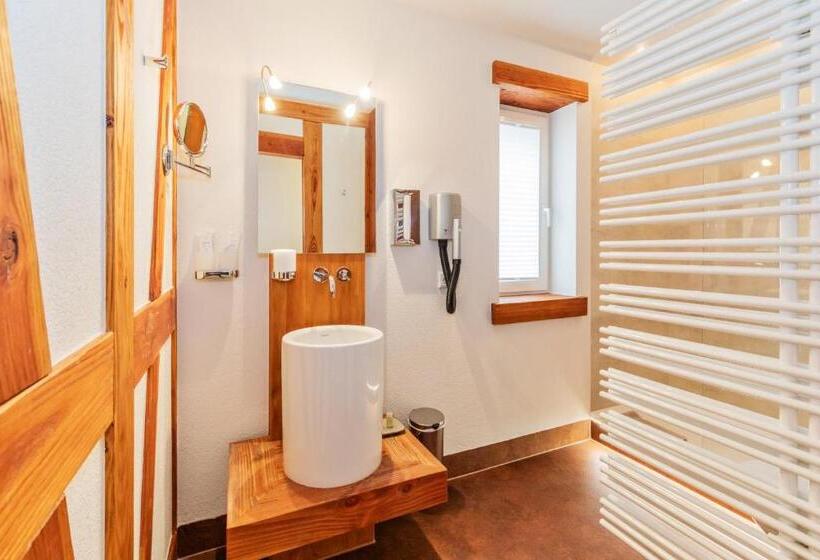 غرفة قياسية سرير كينج, Zum Pfeiffer