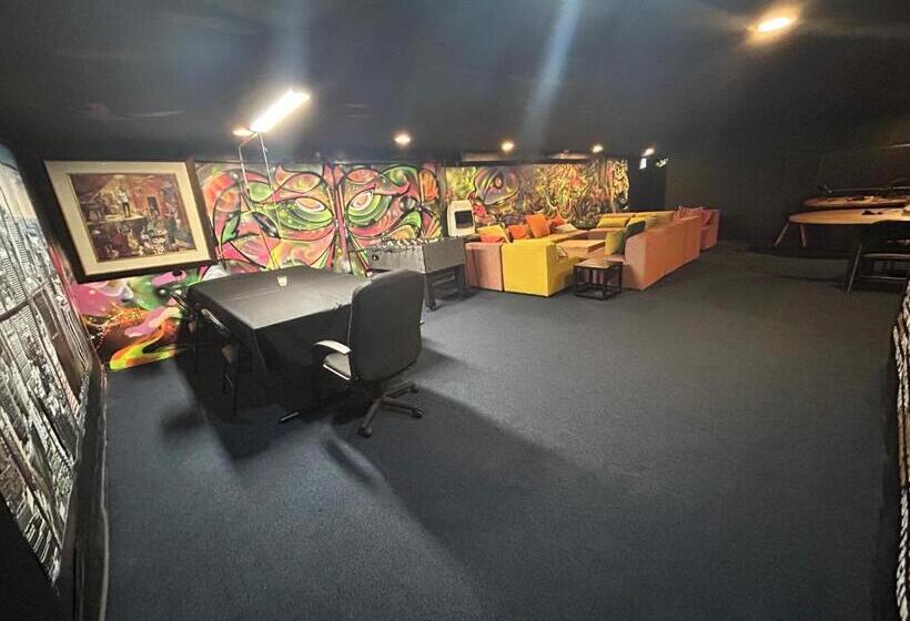 استودیو خانوادگی, Stay 424 Hostel