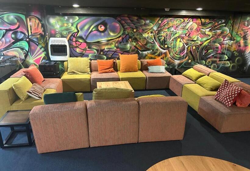 استودیو خانوادگی, Stay 424 Hostel