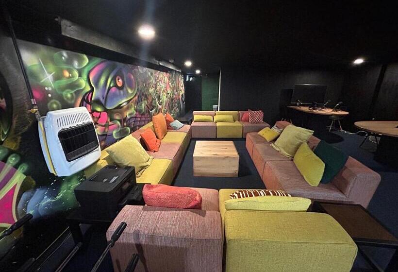 استودیو خانوادگی, Stay 424 Hostel