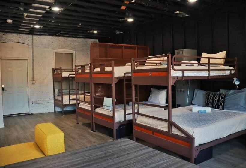 تختخواب در اتاق مشترک, Stay 424 Hostel