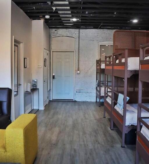 تختخواب در اتاق مشترک, Stay 424 Hostel