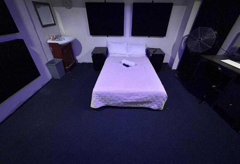 استودیو خانوادگی, Stay 424 Hostel