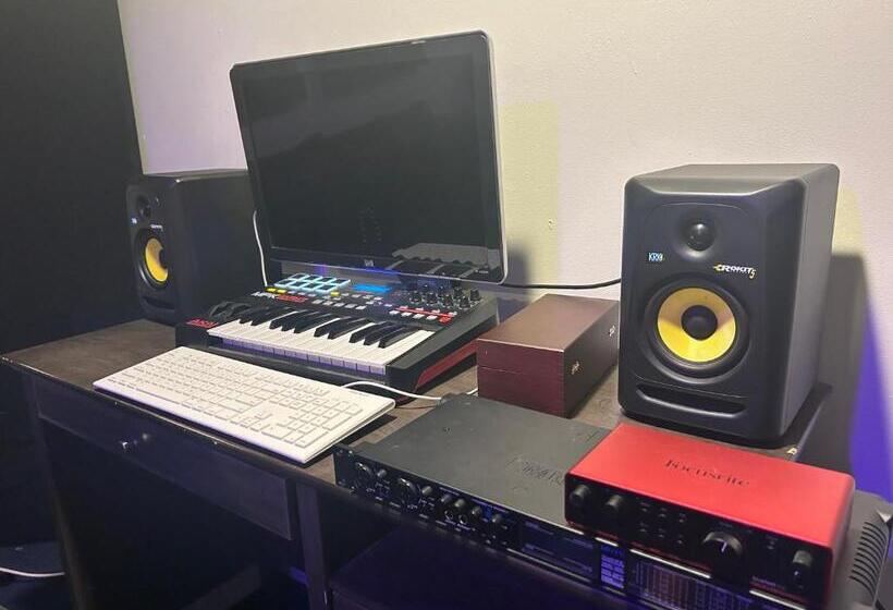 استودیو خانوادگی, Stay 424 Hostel