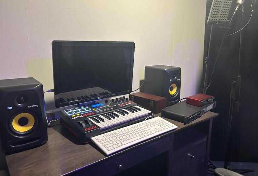 استودیو خانوادگی, Stay 424 Hostel