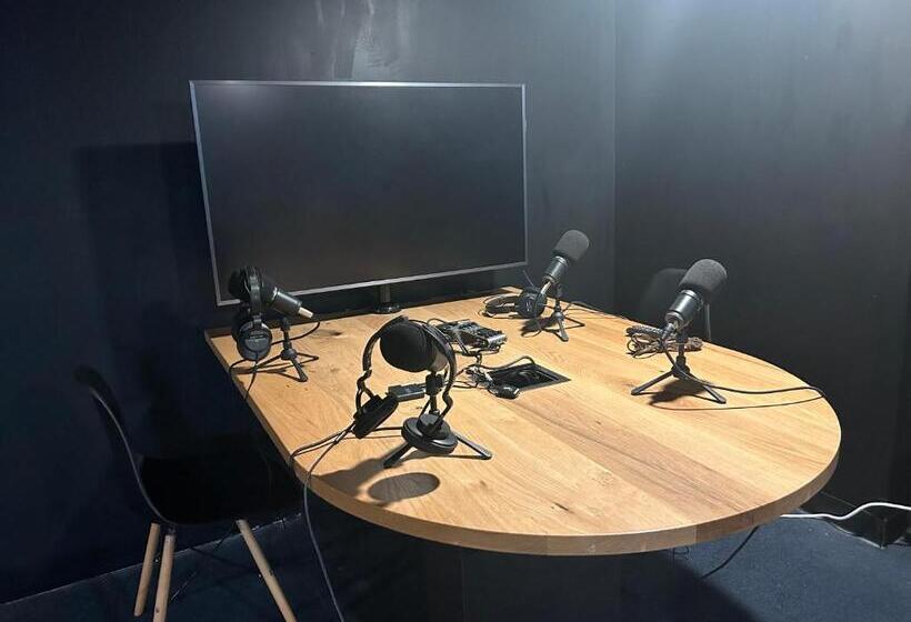 استودیو خانوادگی, Stay 424 Hostel