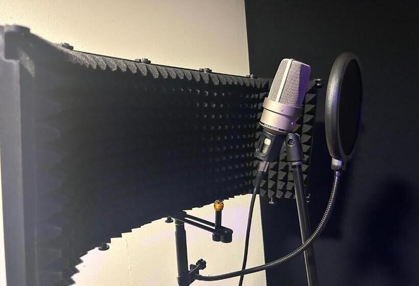 استودیو خانوادگی, Stay 424 Hostel