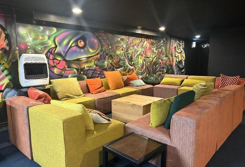 استودیو خانوادگی, Stay 424 Hostel