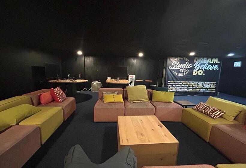 استودیو خانوادگی, Stay 424 Hostel