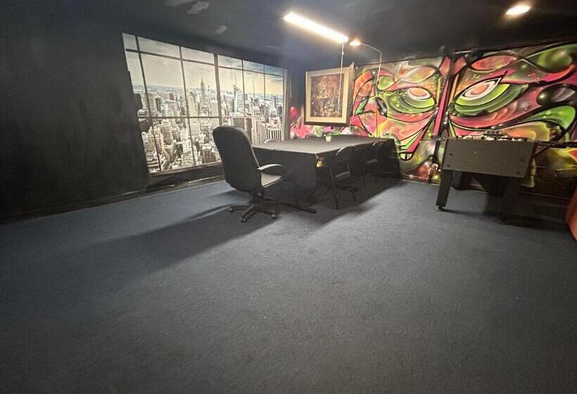 استودیو خانوادگی, Stay 424 Hostel