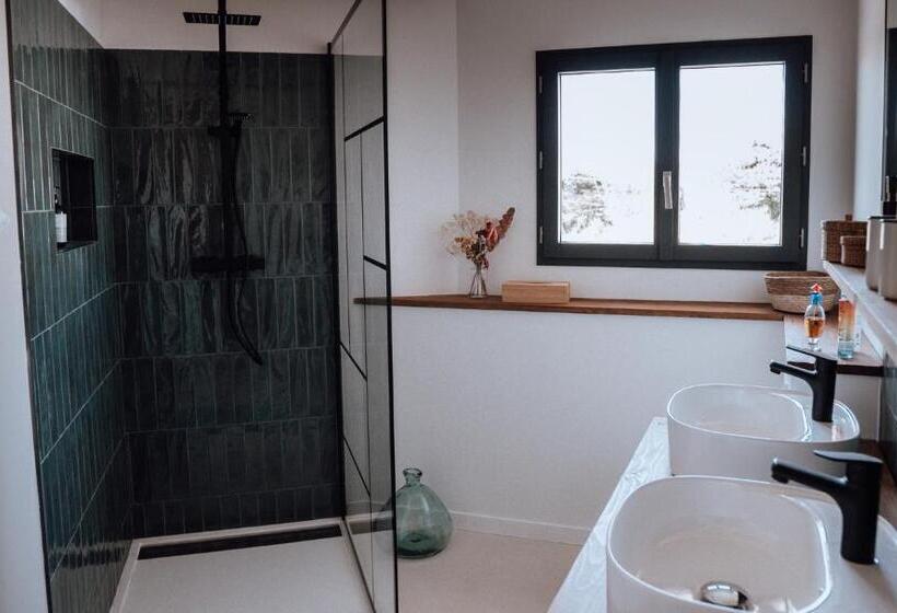 חדר לארבעה סטנדרטי עם מרפסת, Biarritz Surf Lodge Chambre D Hôtes