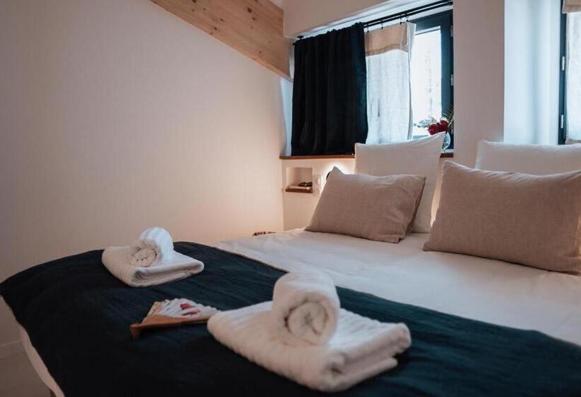 חדר לארבעה סטנדרטי עם מרפסת, Biarritz Surf Lodge Chambre D Hôtes