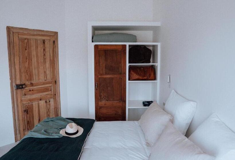 חדר לארבעה סטנדרטי עם מרפסת, Biarritz Surf Lodge Chambre D Hôtes