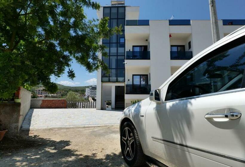 带阳台的豪华间, Renato