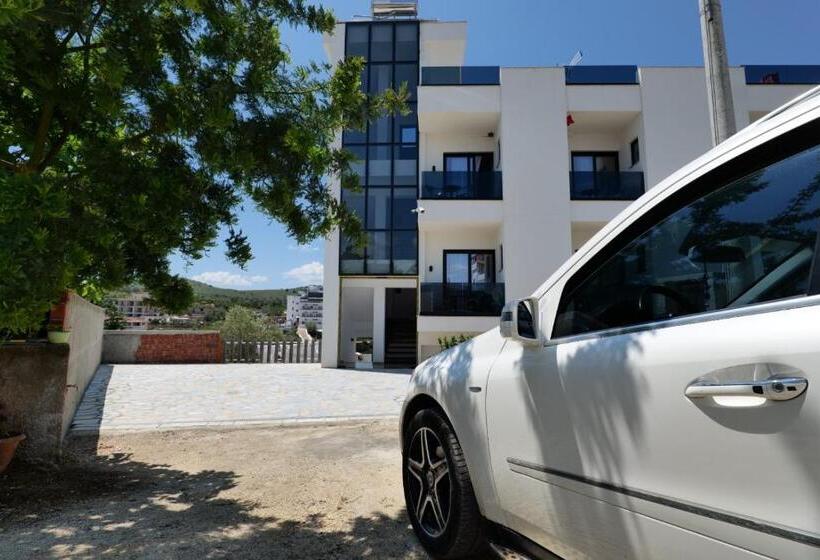 带花园景观的标准工作室, Renato