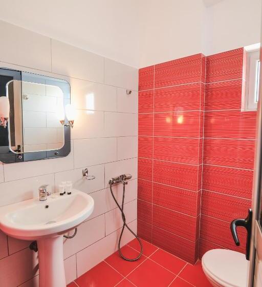 三人经典房间, Renato