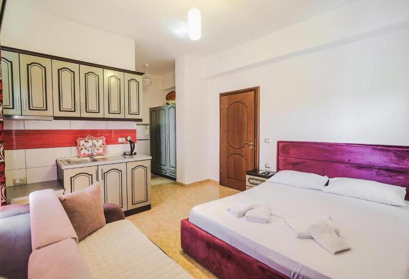 三人经典房间, Renato