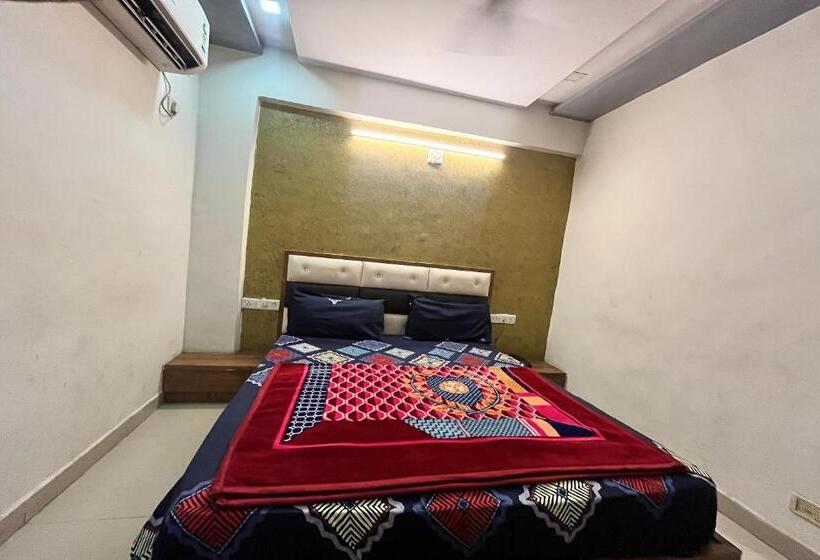 Deluxe Rum, Galaxy Inn