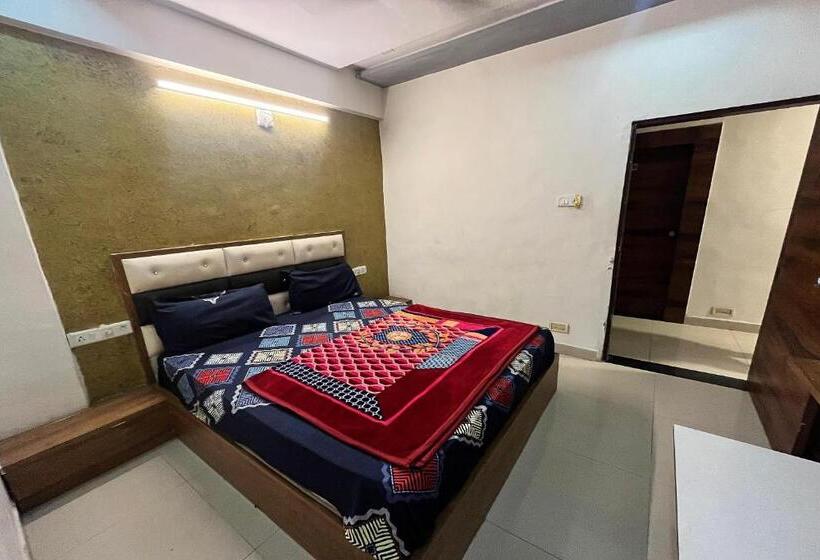 Deluxe Rum, Galaxy Inn