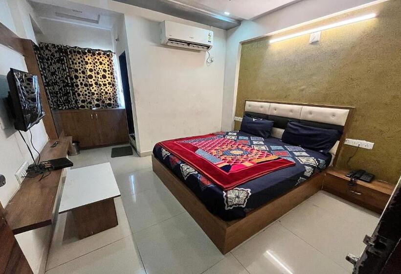 Deluxe Rum, Galaxy Inn