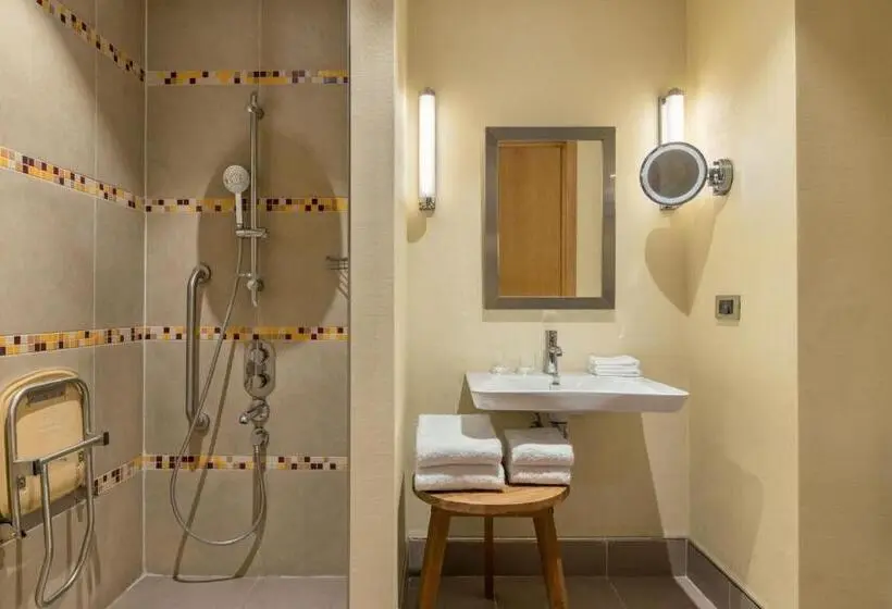 اتاق دلوکس با تخت کینگ و چشم‌انداز شهر, Four Points By Sheraton Ikot Ekpene