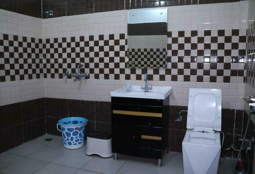 חדר קלאסי לשלושה, Oyo Natraj Greens Dev Farm