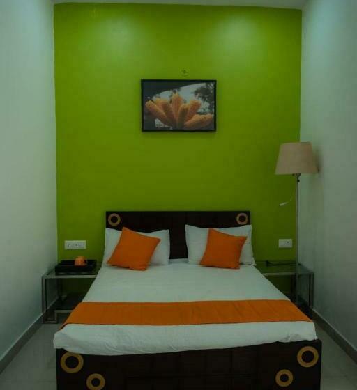 חדר קלאסי לשלושה, Oyo Natraj Greens Dev Farm