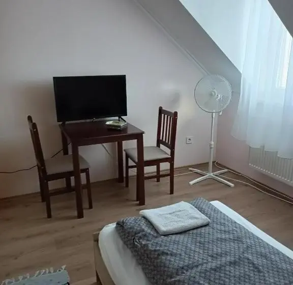 Standard Yhden Hengen Huone, Jázmin Vendégház