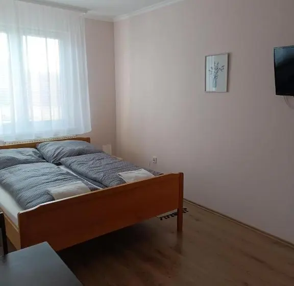 Standard-invahuone, Jázmin Vendégház
