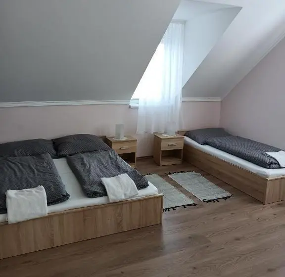 Standard Neljän Hengen Huone, Jázmin Vendégház
