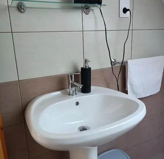 Standard Neljän Hengen Huone, Jázmin Vendégház