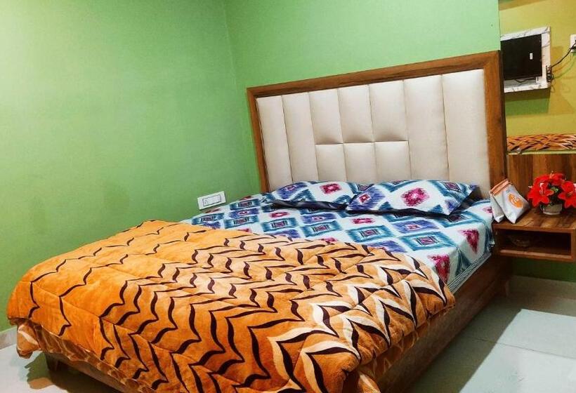 豪华三人间, Oyo 80497e Avyan Villa