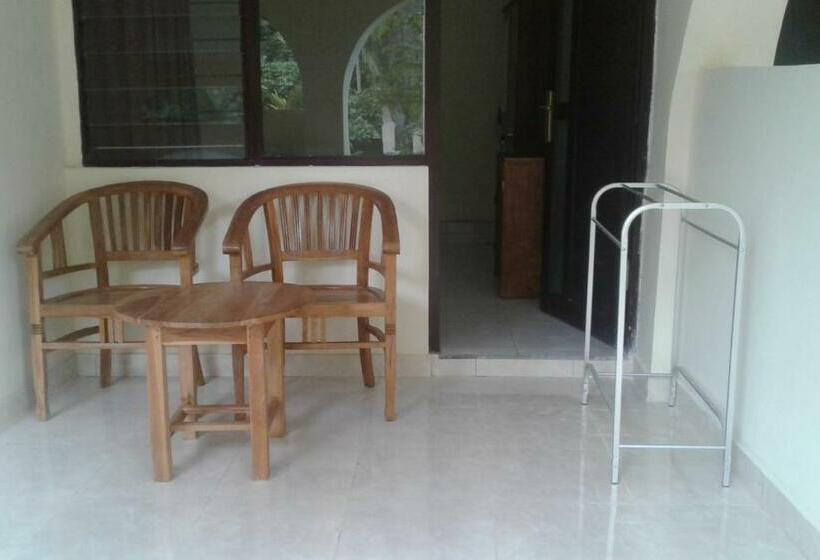 דירת חדר בקומת קרקע, Madu Sentana House