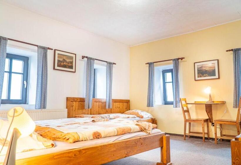 חדר קלאסי לארבעה, Penzion Jedlová