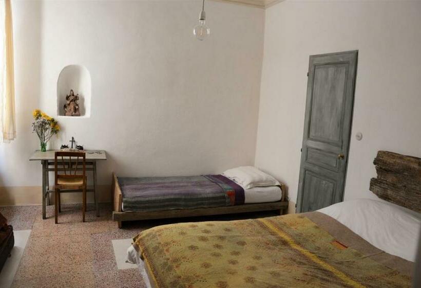 اتاق استاندارد سه نفره, Casa Hesychia