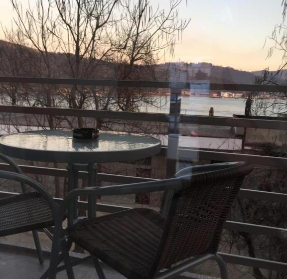 اتاق خانوادگی, Aby Sunrise