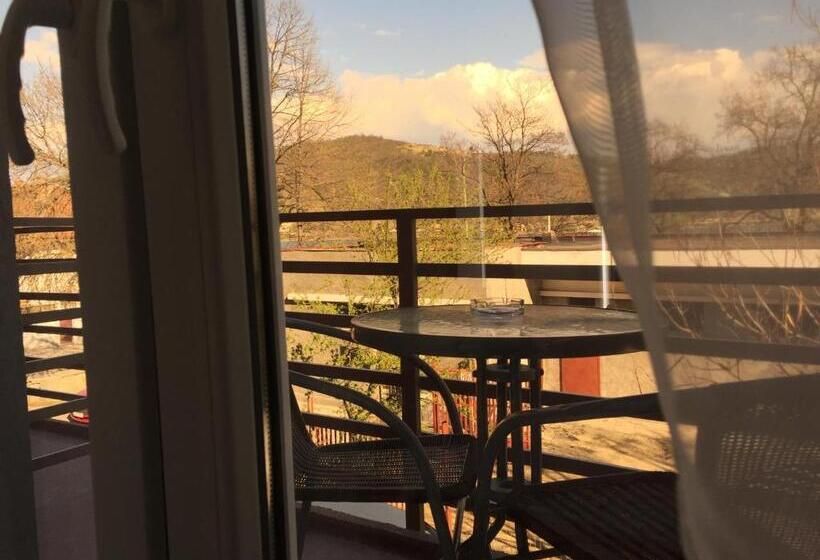 اتاق خانوادگی, Aby Sunrise