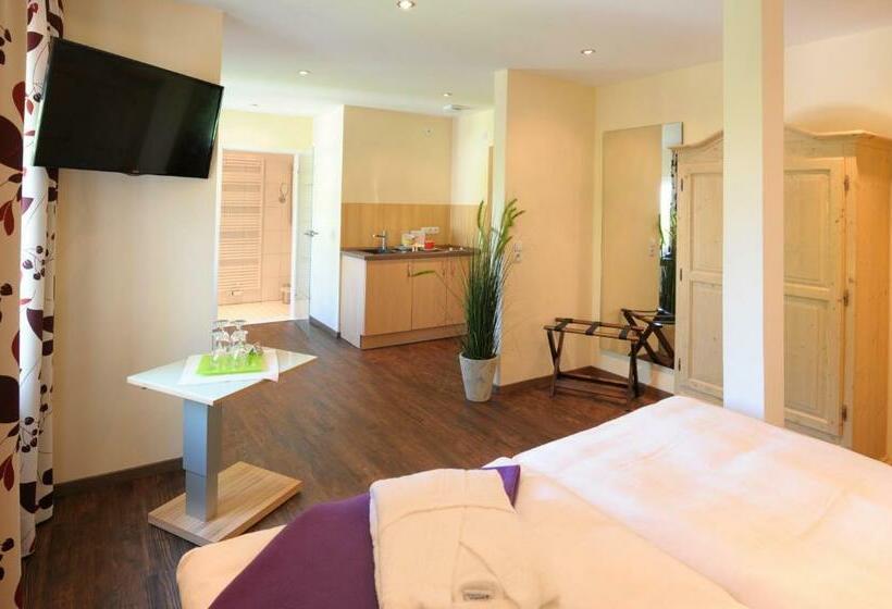 Студия Стандарт, Burgdorfs Hotel & Restaurant