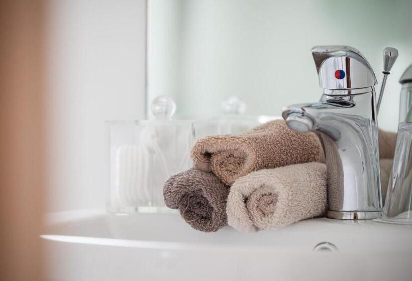 ベーシックルーム, Goldsborough Hall