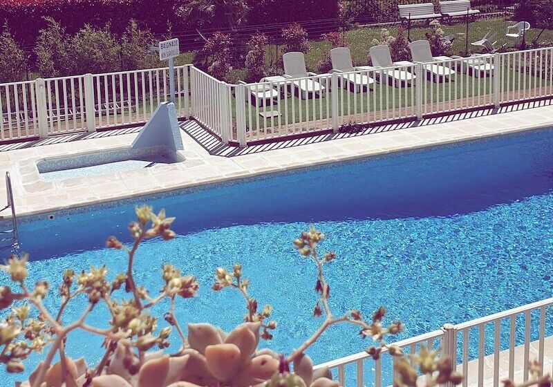 غرفة سوبيريور, De La Poste