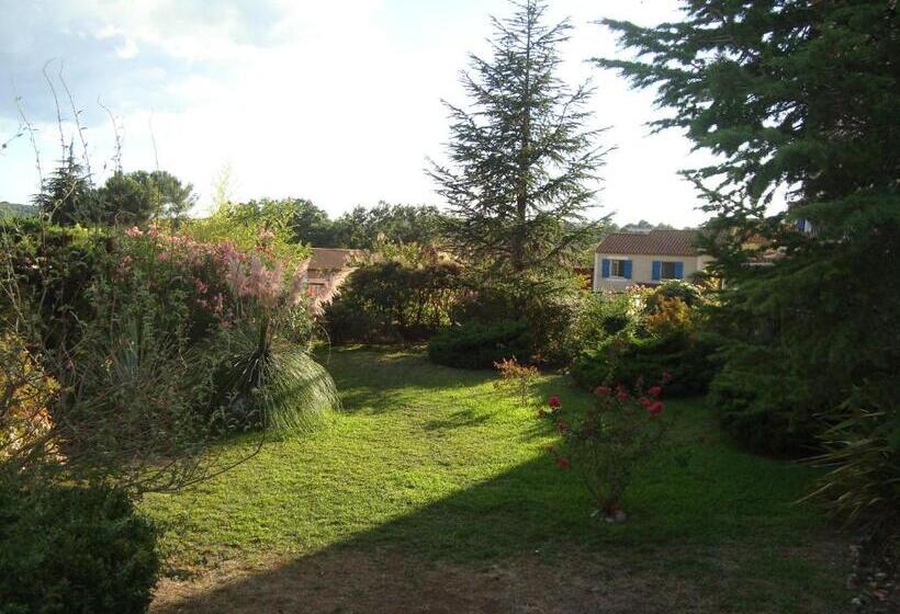 غرفة قياسية بالطابق الأرضى, De La Poste